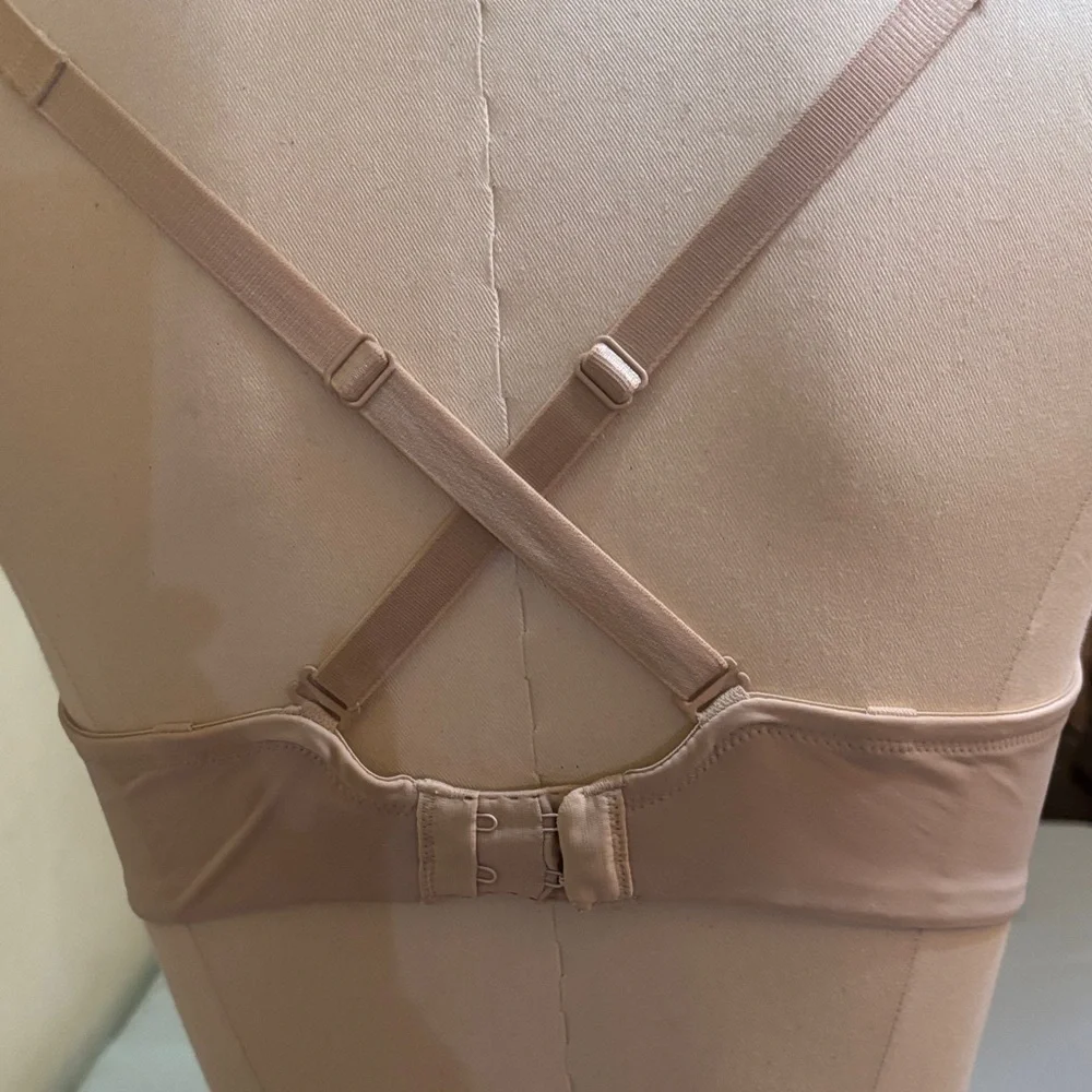 Seamless, adjustable Wacoal Bra - Picture 3 of 4